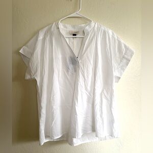 NWT Universal Thread White Casual V-Neck Women’s Shirt Size Medium